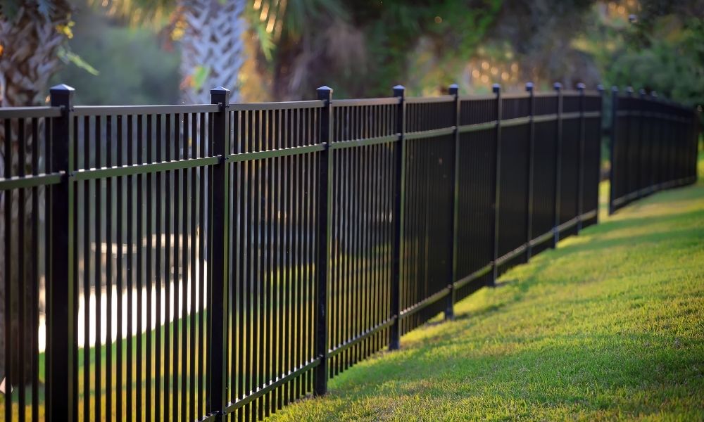 Different Types of Fences and When To Use Them cats claw fasteners